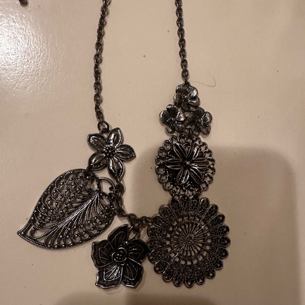 Elegant Silver Floral Necklace vintage